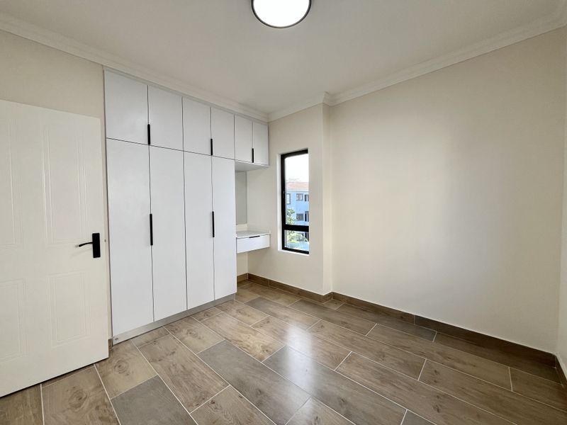 Hidden Haven in Sheffield Beach – Stylish Top-Floor Apartment! - Photo 3