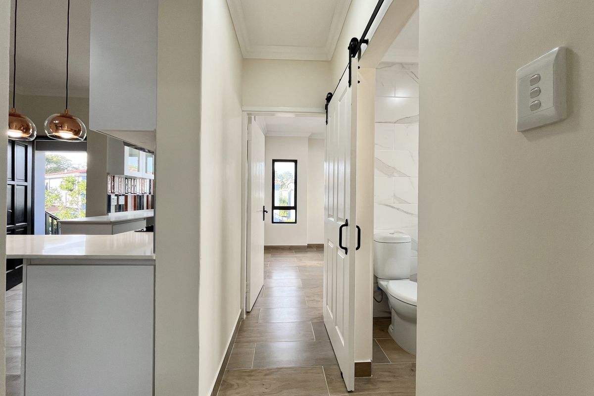 Hidden Haven in Sheffield Beach – Stylish Top-Floor Apartment! - Photo 5