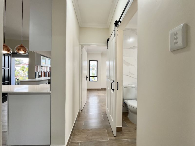 Hidden Haven in Sheffield Beach – Stylish Top-Floor Apartment! - Photo 5