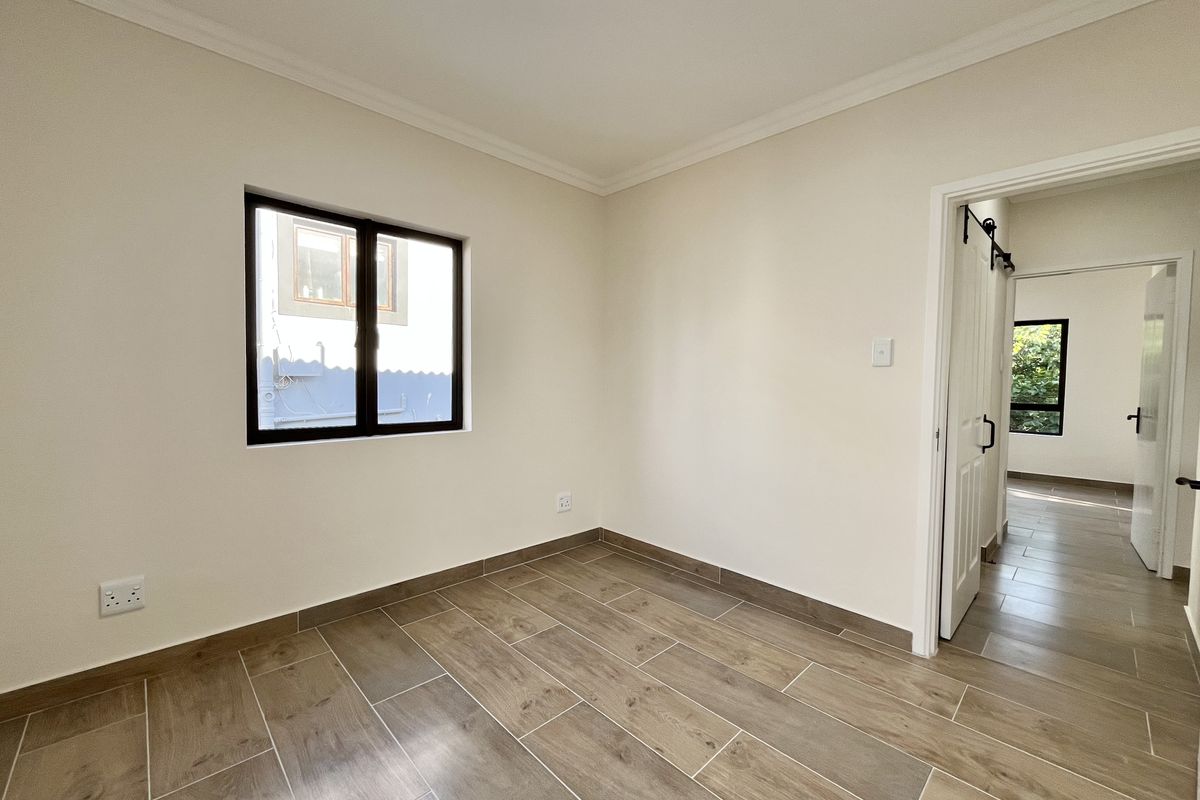 Hidden Haven in Sheffield Beach – Stylish Top-Floor Apartment! - Photo 4
