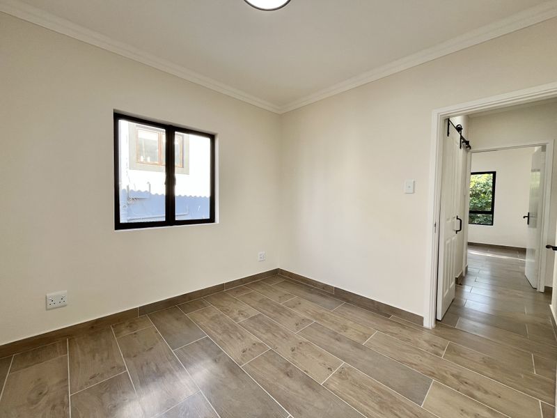 Hidden Haven in Sheffield Beach – Stylish Top-Floor Apartment! - Photo 4