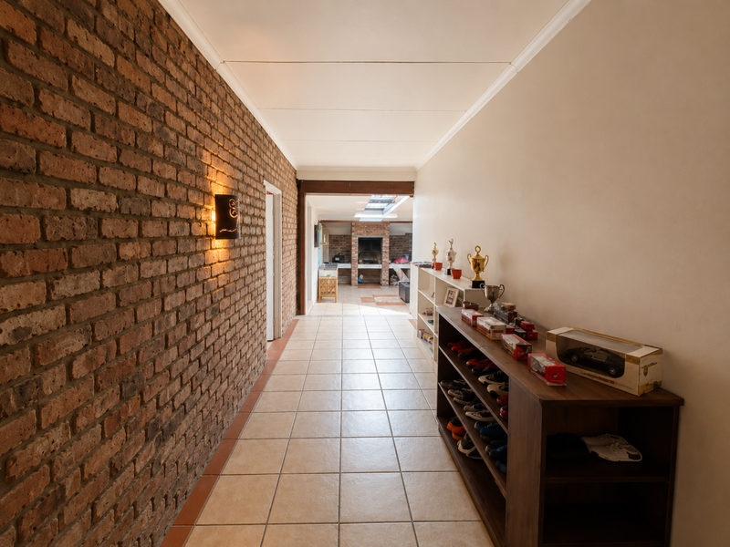 Spacious 4-Bedroom Home Available on a Short-Term Lease - Photo 3