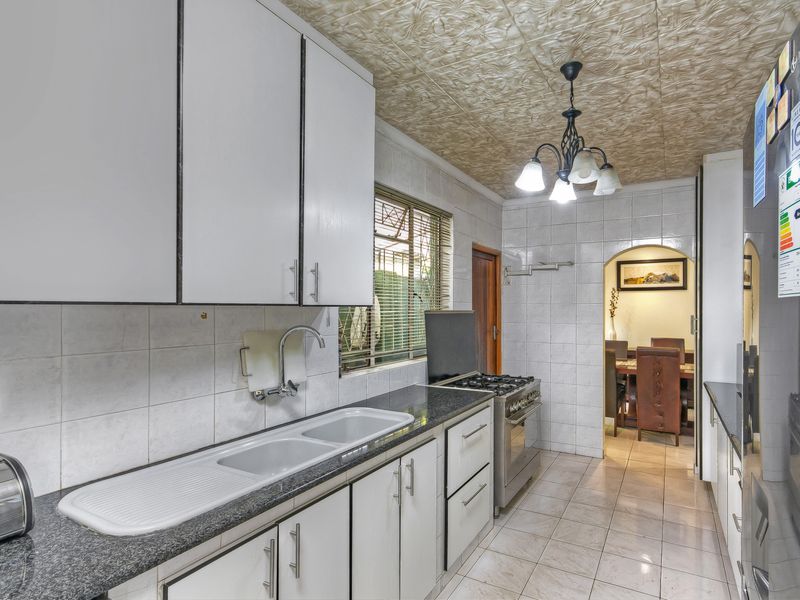 EXPEREINCE COMFORTABLE FAMILY LIVING IN THIS SPACIOUS  & WELL-DESIGNED CLUSTER STYLE HOME... - Photo 9