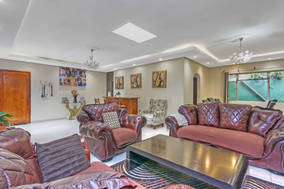 EXPEREINCE COMFORTABLE FAMILY LIVING IN THIS SPACIOUS  & WELL-DESIGNED CLUSTER STYLE HOME... - Photo 3
