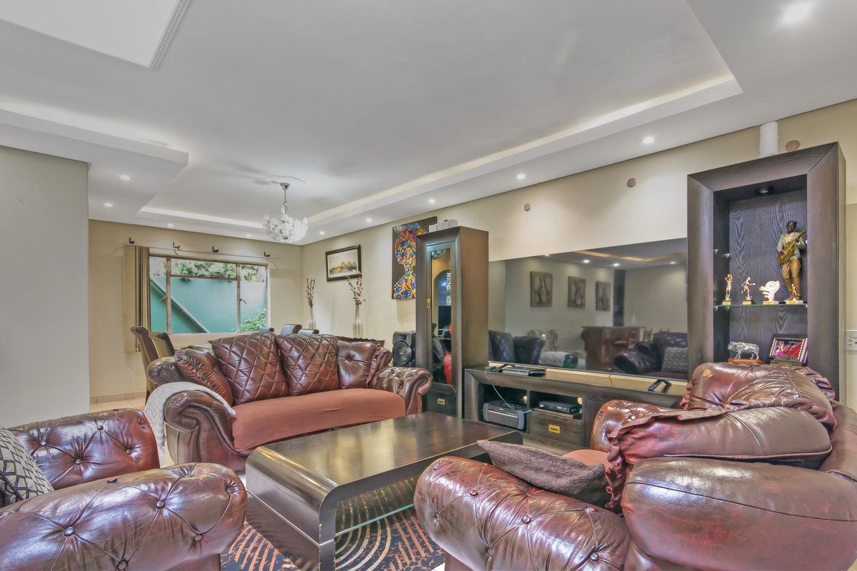 EXPEREINCE COMFORTABLE FAMILY LIVING IN THIS SPACIOUS  & WELL-DESIGNED CLUSTER STYLE HOME... - Photo 5