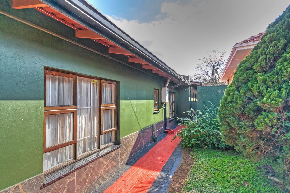 EXPEREINCE COMFORTABLE FAMILY LIVING IN THIS SPACIOUS  & WELL-DESIGNED CLUSTER STYLE HOME... - Photo 2