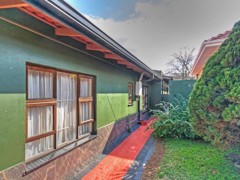 EXPEREINCE COMFORTABLE FAMILY LIVING IN THIS SPACIOUS  & WELL-DESIGNED CLUSTER STYLE HOME... - Photo 2