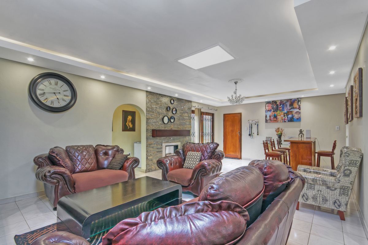 EXPEREINCE COMFORTABLE FAMILY LIVING IN THIS SPACIOUS  & WELL-DESIGNED CLUSTER STYLE HOME... - Photo 4