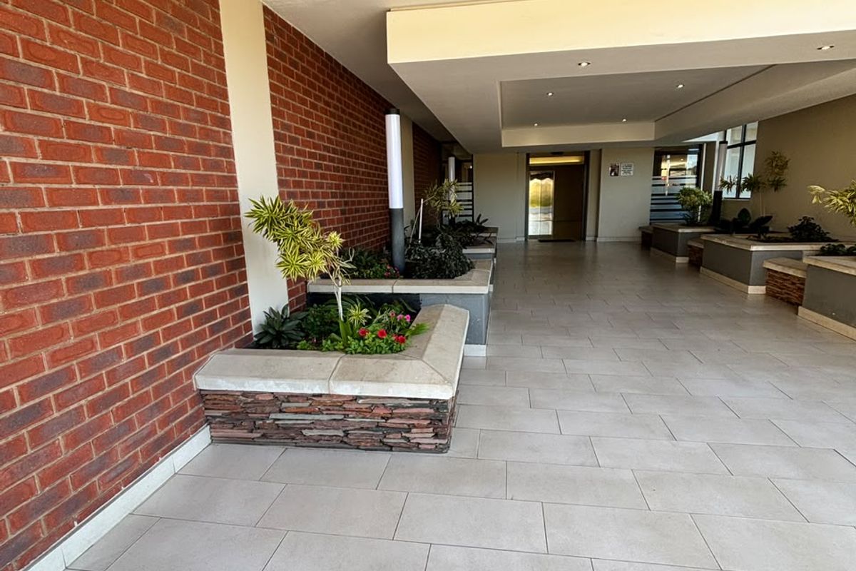 Headline: 🏙️ Umhlanga Ridge Gem – 2 Bed, 2 Bath – R14,000/m - Photo 3