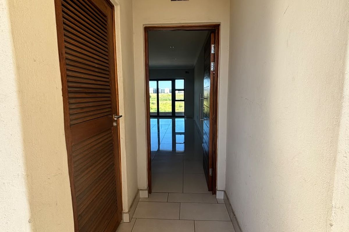 Headline: 🏙️ Umhlanga Ridge Gem – 2 Bed, 2 Bath – R14,000/m - Photo 5