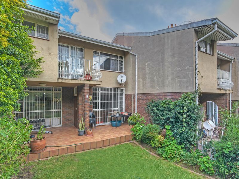 STEP INTO COMFORT AND STYLE WITH THIS SPACIOUS DUPLEX UNIT, PERFECT FOR A FAMILY LIVING!!! - Photo 1
