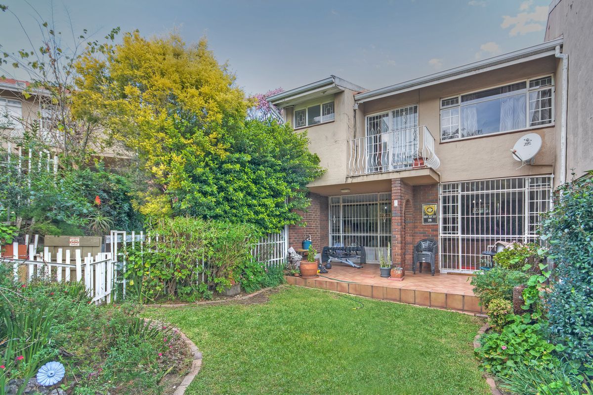 STEP INTO COMFORT AND STYLE WITH THIS SPACIOUS DUPLEX UNIT, PERFECT FOR A FAMILY LIVING!!! - Photo 2