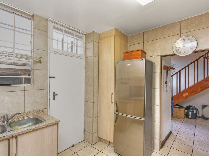 STEP INTO COMFORT AND STYLE WITH THIS SPACIOUS DUPLEX UNIT, PERFECT FOR A FAMILY LIVING!!! - Photo 9