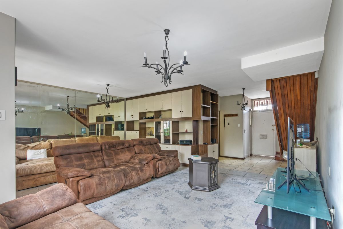 STEP INTO COMFORT AND STYLE WITH THIS SPACIOUS DUPLEX UNIT, PERFECT FOR A FAMILY LIVING!!! - Photo 3
