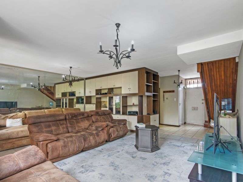 STEP INTO COMFORT AND STYLE WITH THIS SPACIOUS DUPLEX UNIT, PERFECT FOR A FAMILY LIVING!!! - Photo 3