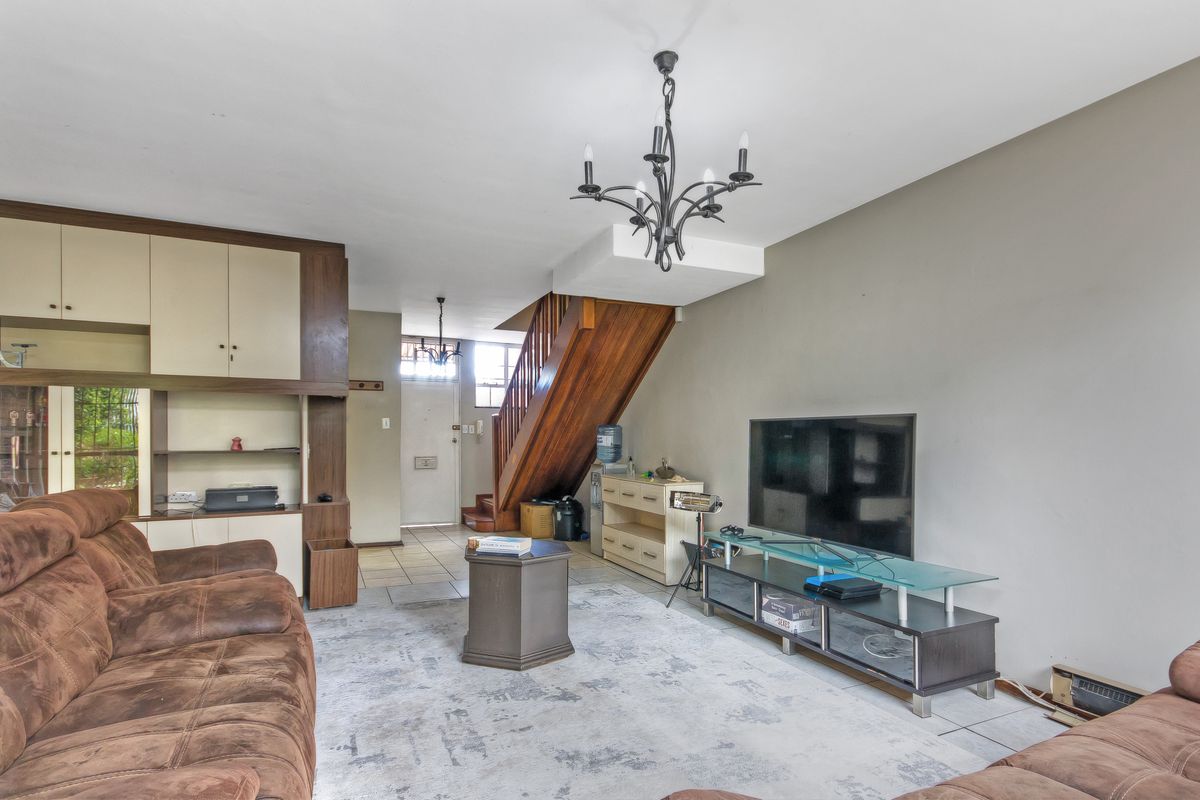 STEP INTO COMFORT AND STYLE WITH THIS SPACIOUS DUPLEX UNIT, PERFECT FOR A FAMILY LIVING!!! - Photo 4