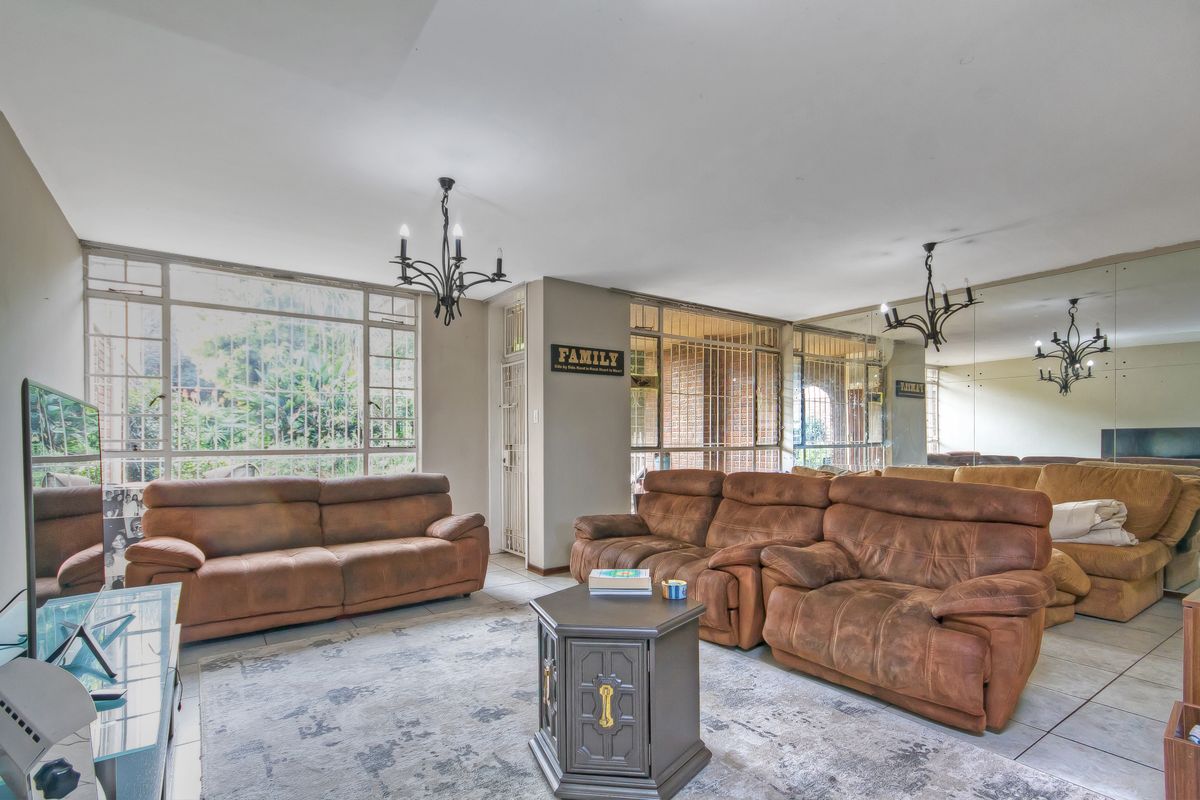 STEP INTO COMFORT AND STYLE WITH THIS SPACIOUS DUPLEX UNIT, PERFECT FOR A FAMILY LIVING!!! - Photo 5