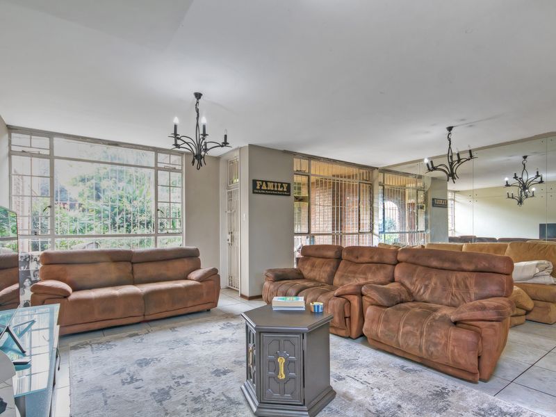 STEP INTO COMFORT AND STYLE WITH THIS SPACIOUS DUPLEX UNIT, PERFECT FOR A FAMILY LIVING!!! - Photo 5