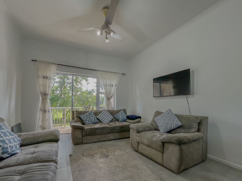 Park-Facing 2 Bed Apartment in Secure Manor Estates - Photo 4