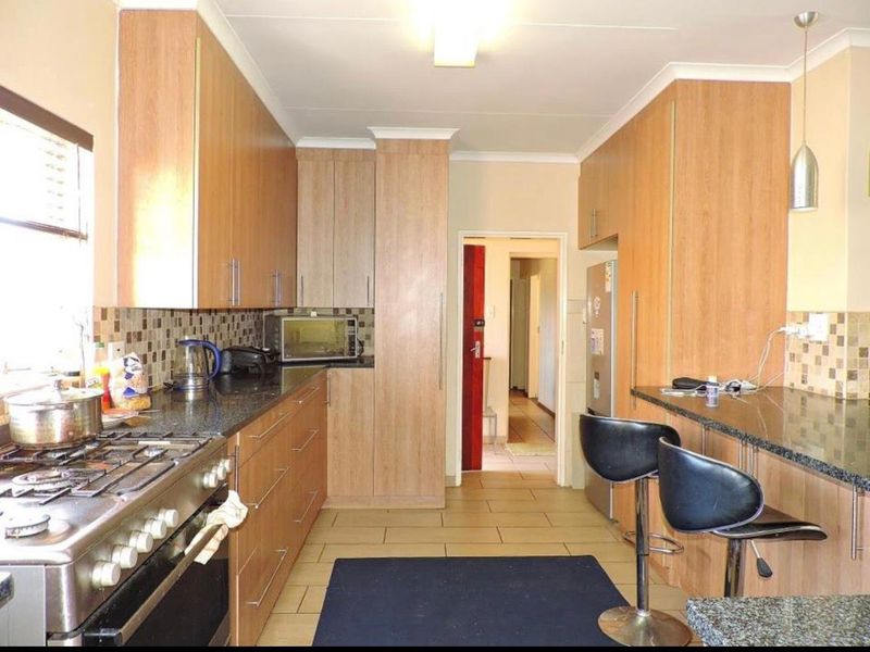 SPACIOUS FAMILY HOME WITH FLATLET - Negotiable - Photo 1