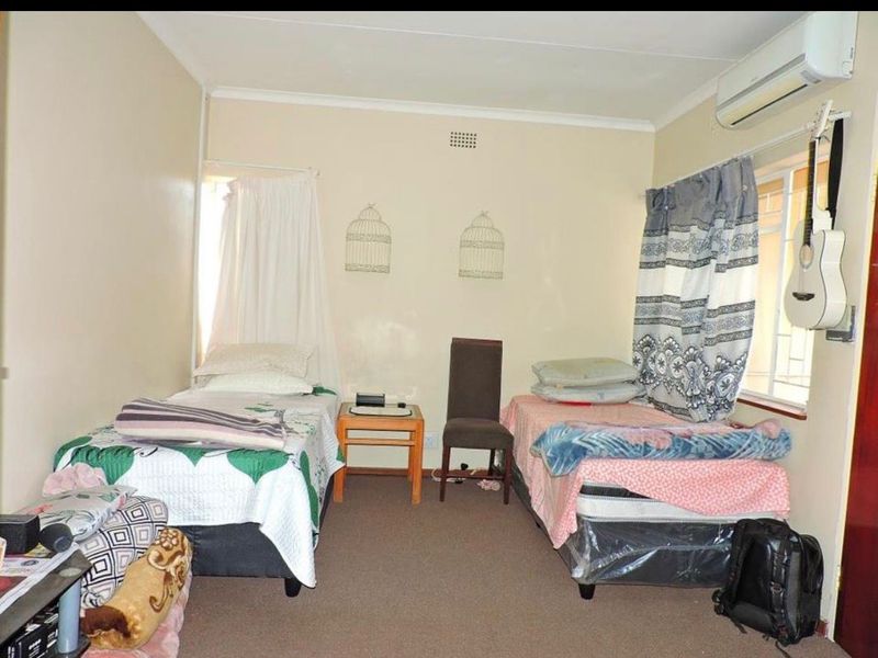 SPACIOUS FAMILY HOME WITH FLATLET - Negotiable - Photo 9