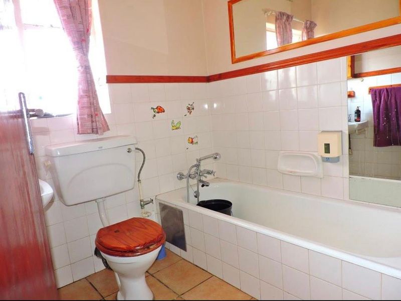SPACIOUS FAMILY HOME WITH FLATLET - Negotiable - Photo 6