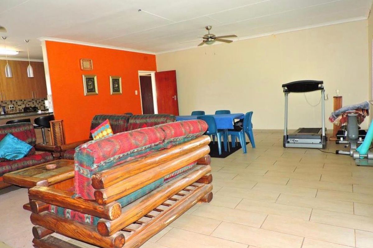 SPACIOUS FAMILY HOME WITH FLATLET - Negotiable - Photo 4