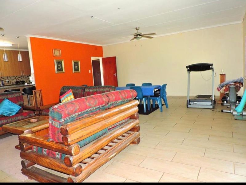 SPACIOUS FAMILY HOME WITH FLATLET - Negotiable - Photo 4