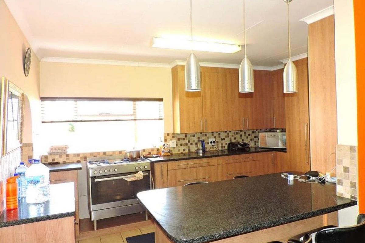 SPACIOUS FAMILY HOME WITH FLATLET - Negotiable - Photo 2
