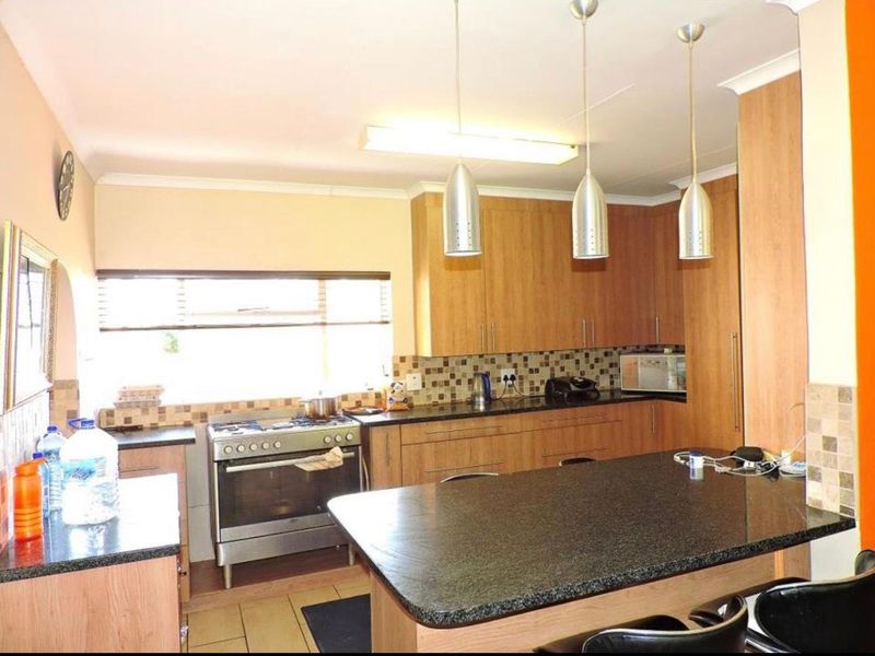 SPACIOUS FAMILY HOME WITH FLATLET - Negotiable - Photo 2