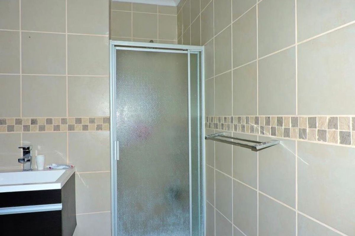 SPACIOUS FAMILY HOME WITH FLATLET - Negotiable - Photo 5