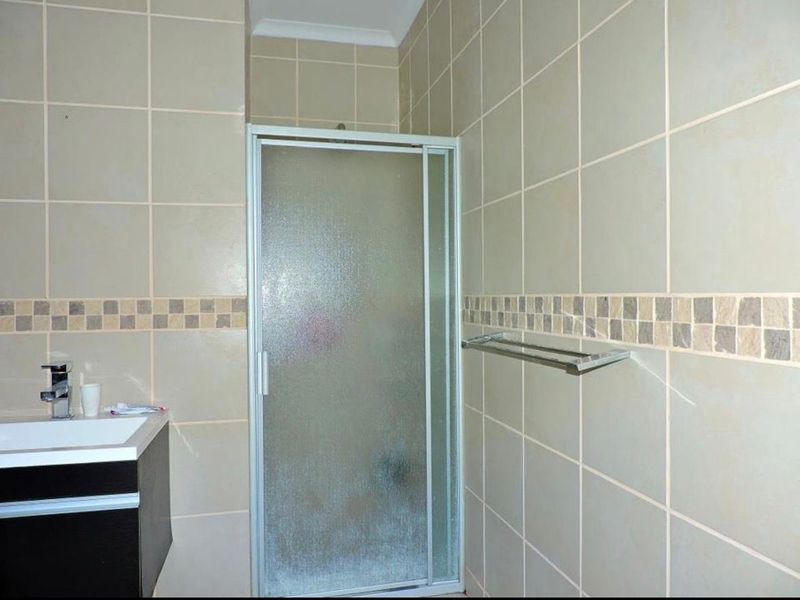 SPACIOUS FAMILY HOME WITH FLATLET - Negotiable - Photo 5