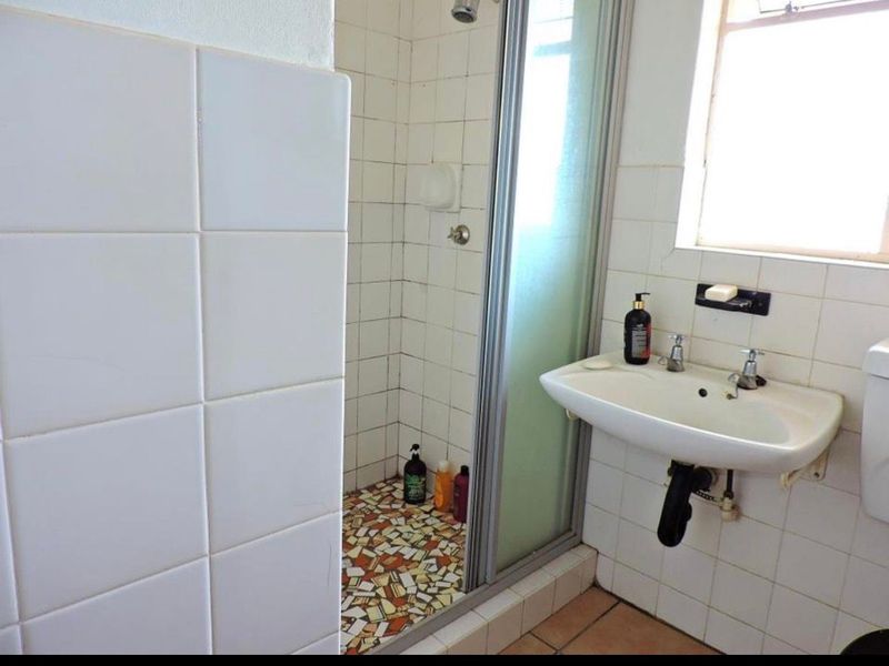 SPACIOUS FAMILY HOME WITH FLATLET - Negotiable - Photo 10