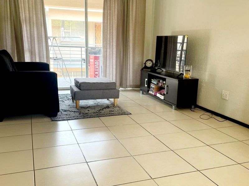 High-Yield Investment: Secure 1-Bedroom Apartment on 3rd Floor with Excellent Existing Tenant - Photo 1
