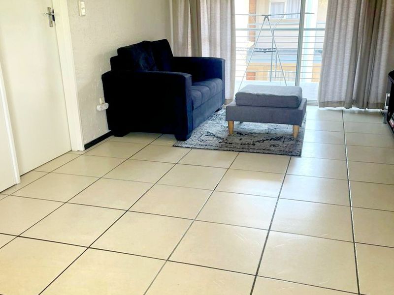 High-Yield Investment: Secure 1-Bedroom Apartment on 3rd Floor with Excellent Existing Tenant - Photo 3