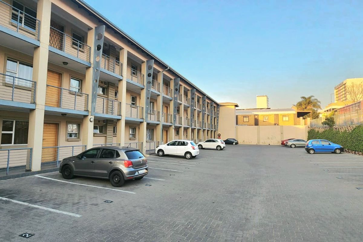 High-Yield Investment: Secure 1-Bedroom Apartment on 3rd Floor with Excellent Existing Tenant - Photo 2