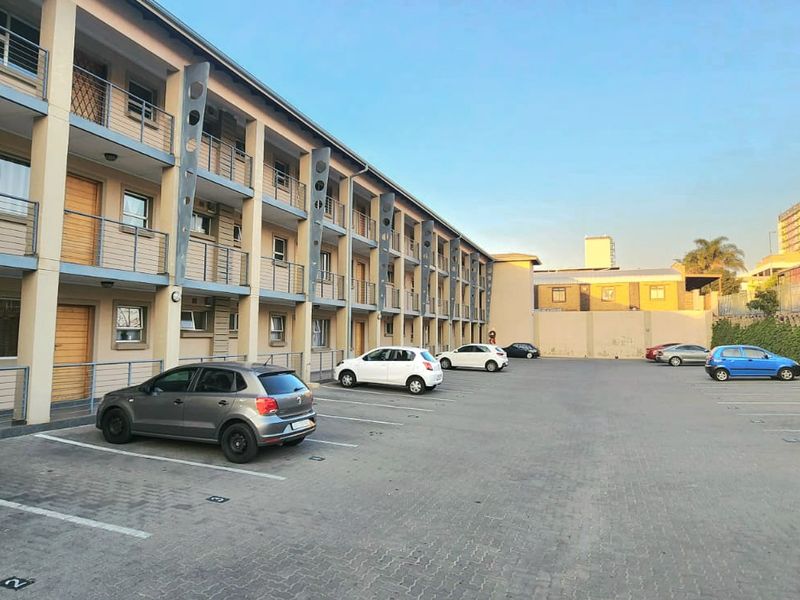High-Yield Investment: Secure 1-Bedroom Apartment on 3rd Floor with Excellent Existing Tenant - Photo 2