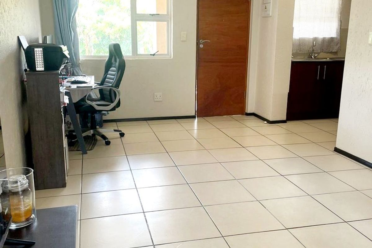 High-Yield Investment: Secure 1-Bedroom Apartment on 3rd Floor with Excellent Existing Tenant - Photo 4