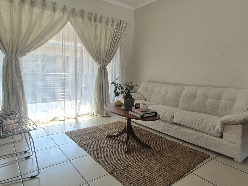 High-Yield Investment: Secure 1-Bedroom Apartment on 3rd Floor with Excellent Existing Tenant - Photo 1