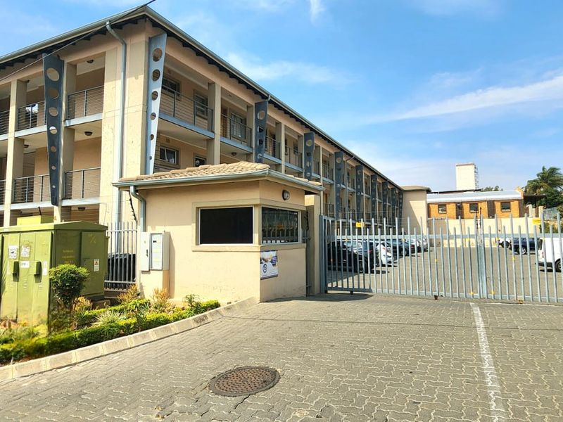 High-Yield Investment: Secure 1-Bedroom Apartment on 3rd Floor with Excellent Existing Tenant - Photo 2