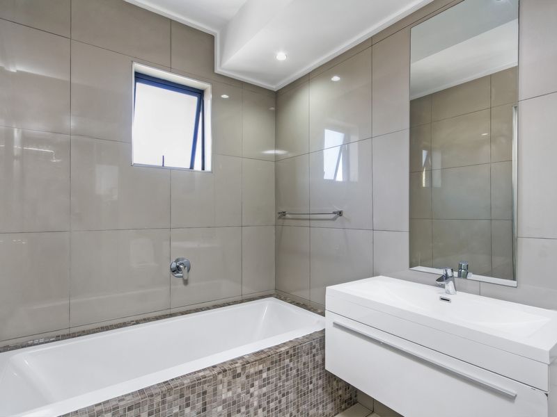 Crisp Clean 2 Bed 2 Bath Beauty - Photo 8