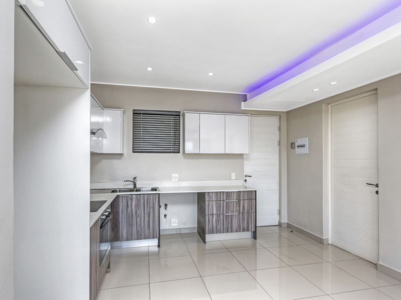 Crisp Clean 2 Bed 2 Bath Beauty - Photo 6
