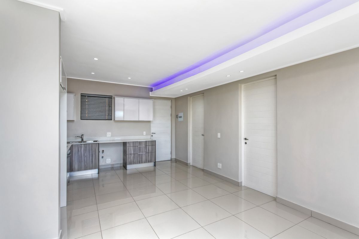 Crisp Clean 2 Bed 2 Bath Beauty - Photo 2