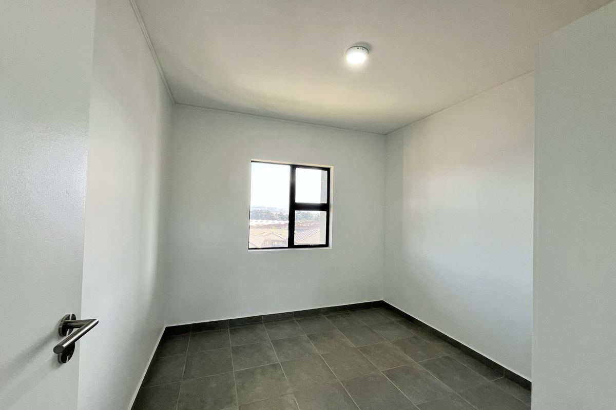 Brand-New Top Floor Living in Sheffield Hills - Photo 4