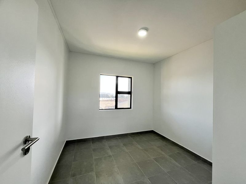 Brand-New Top Floor Living in Sheffield Hills - Photo 4