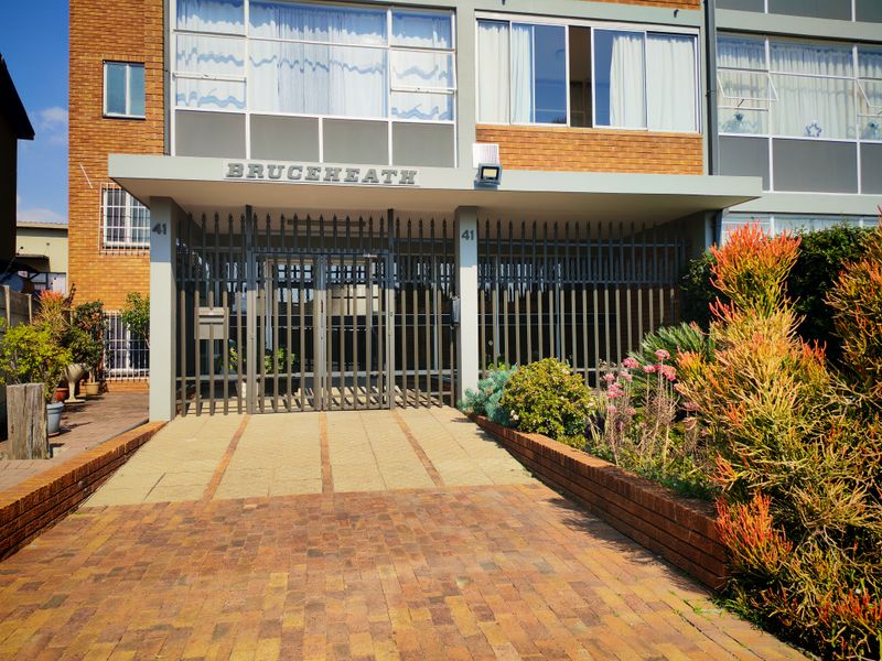 SUNNY 2 BED APARTMENT - Photo 1