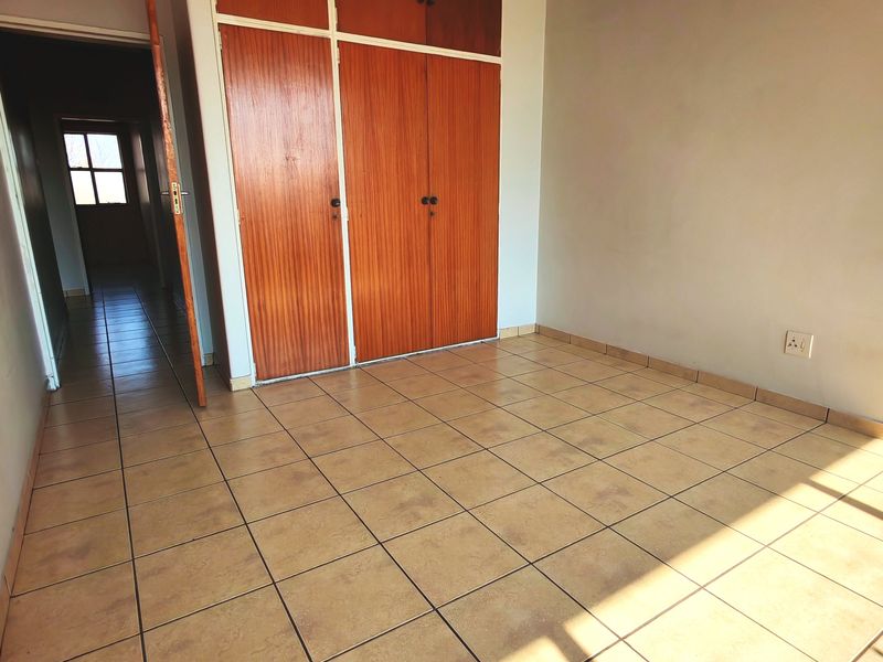 SUNNY 2 BED APARTMENT - Photo 8