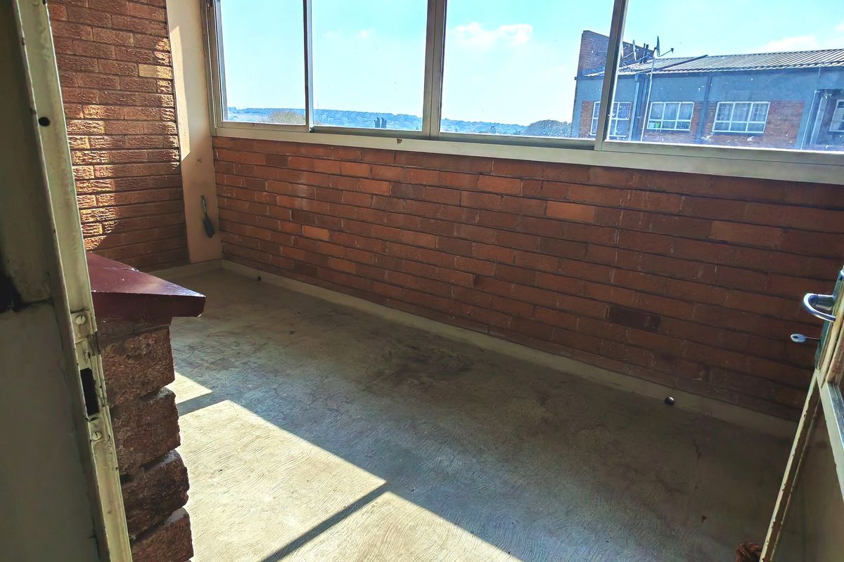 SUNNY 2 BED APARTMENT - Photo 5