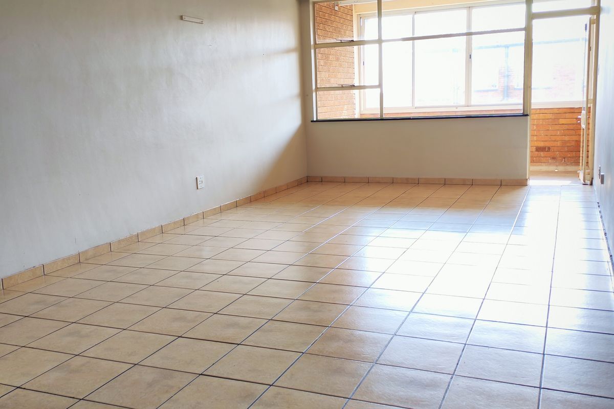SUNNY 2 BED APARTMENT - Photo 4