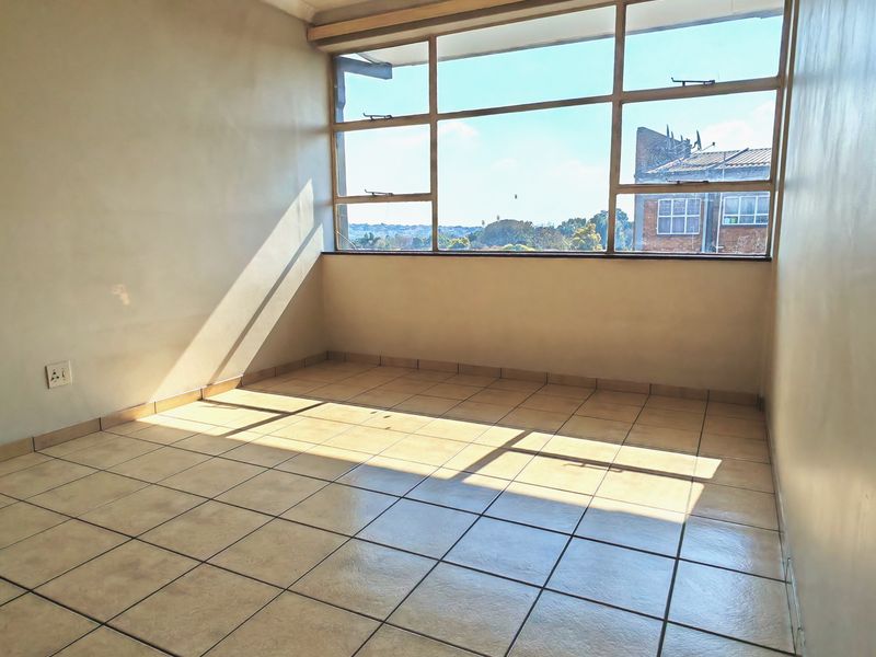 SUNNY 2 BED APARTMENT - Photo 9